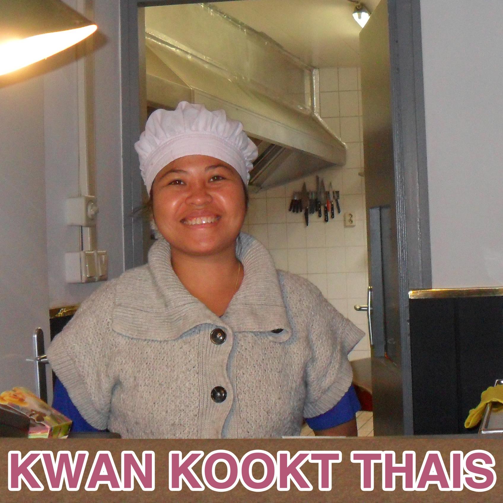 Kwan, de kok van Kwan kookt Thais, glimlachend in de keuken van haar Thaise restaurant in Helmond
