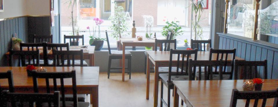 De knusse eetzaal van Kwan kookt Thais, klaar voor de gasten